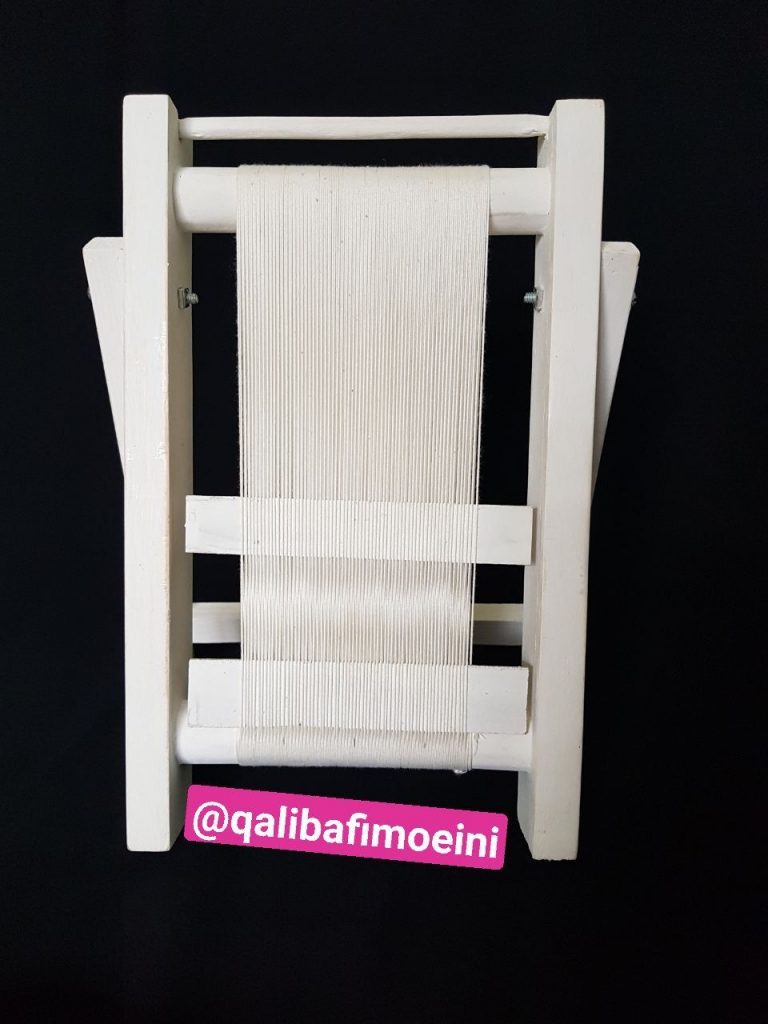 دار چوبی سایز 16 در 24 سانتی که روش چله کشی انجام شده تعداد 70گره 11سانتی متری